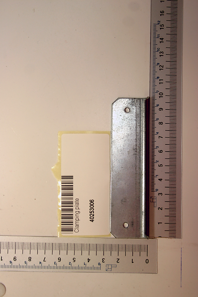 Klemmblech von Scheppach, Artikelnummer 40253006, mit Barcode und Beschriftung, von der Seite fotografiert.