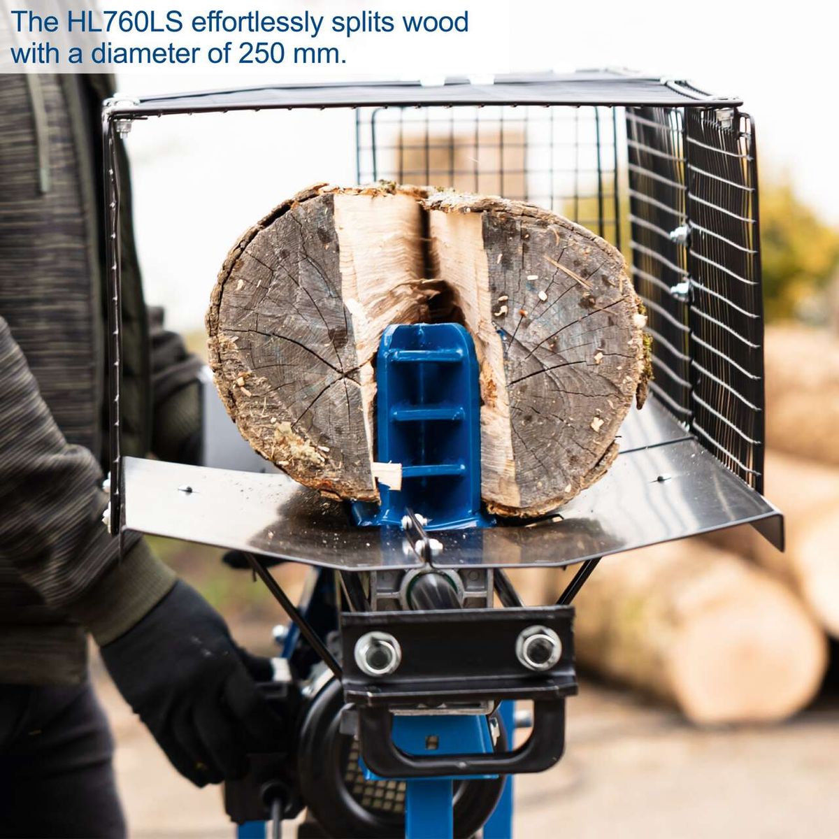 The HL760LS log splitter by Scheppach effortlessly splits wood with a diameter of up to 250 mm. It features a splitting force of 7 tonnes and can handle wood lengths of up to 520 mm. The device comes with a stand.