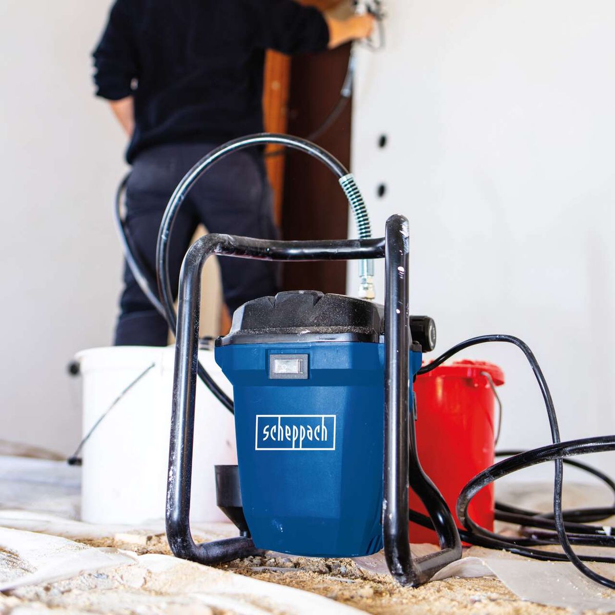 Das Farbsprühsystem ACS3000 von Scheppach mit 750W Leistung, 207 bar Druck und 7,6m Sprühschlauch. Durchflussmenge 1,1 l/min.