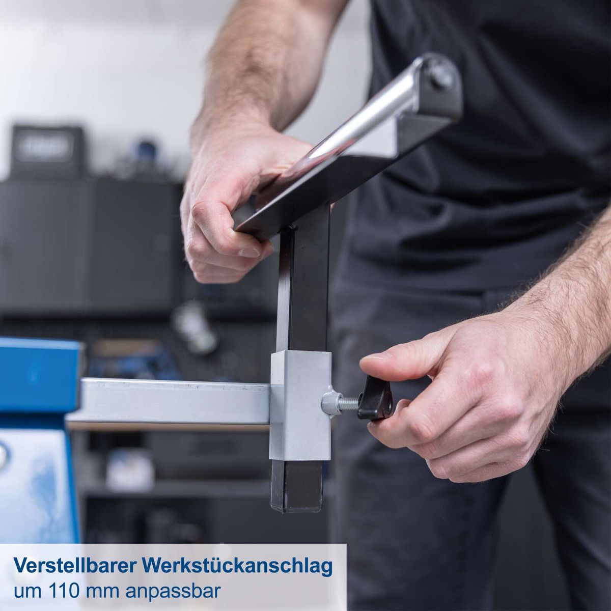 Verstellbarer Werkstückanschlag um 110 mm anpassbar. Ideal für präzise Arbeiten an der Kappsäge.