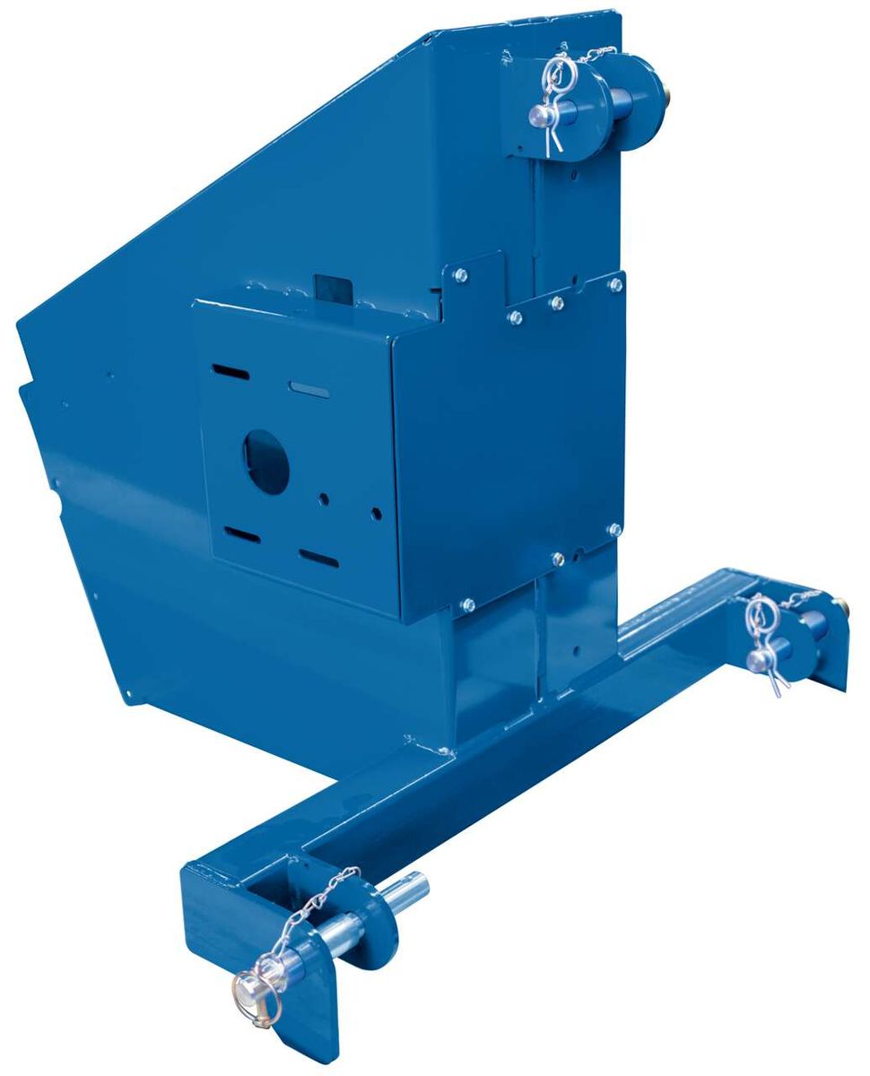 Dreipunktanbau von Scheppach, Ansicht von vorne. Metallkonstruktion mit Befestigungselementen und Ketten.