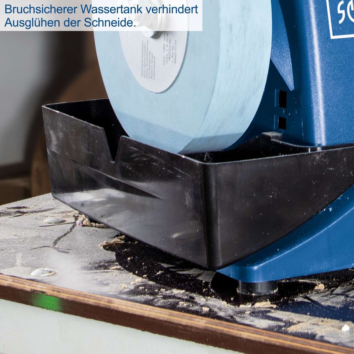 Bruchsicherer Wassertank verhindert Ausglühen der Schneide. Der Scheppach Tiger 2000S ist ein Nass-Schleifsystem mit 120W Leistung und Edelkorund-Schleifstein.