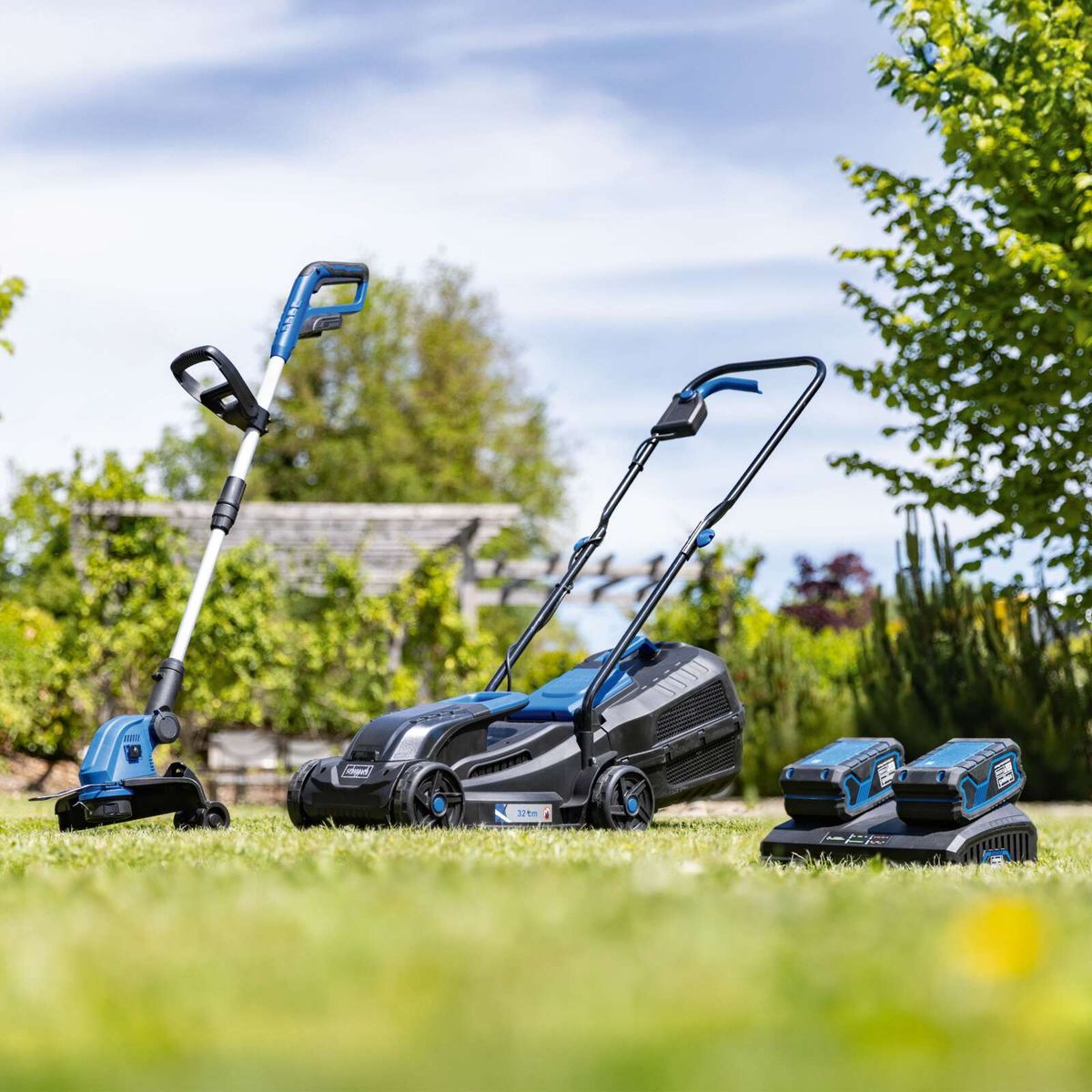 Das Akku-Maschinen-Set 2-tlg. BC-MP320-X + C-LT300-X - Set L2 von Scheppach bietet eine 32 cm Schneidebreite und eine 30 cm Arbeitsbreite. Beide Geräte sind kabellos und ideal für den Heimwerkerbedarf.