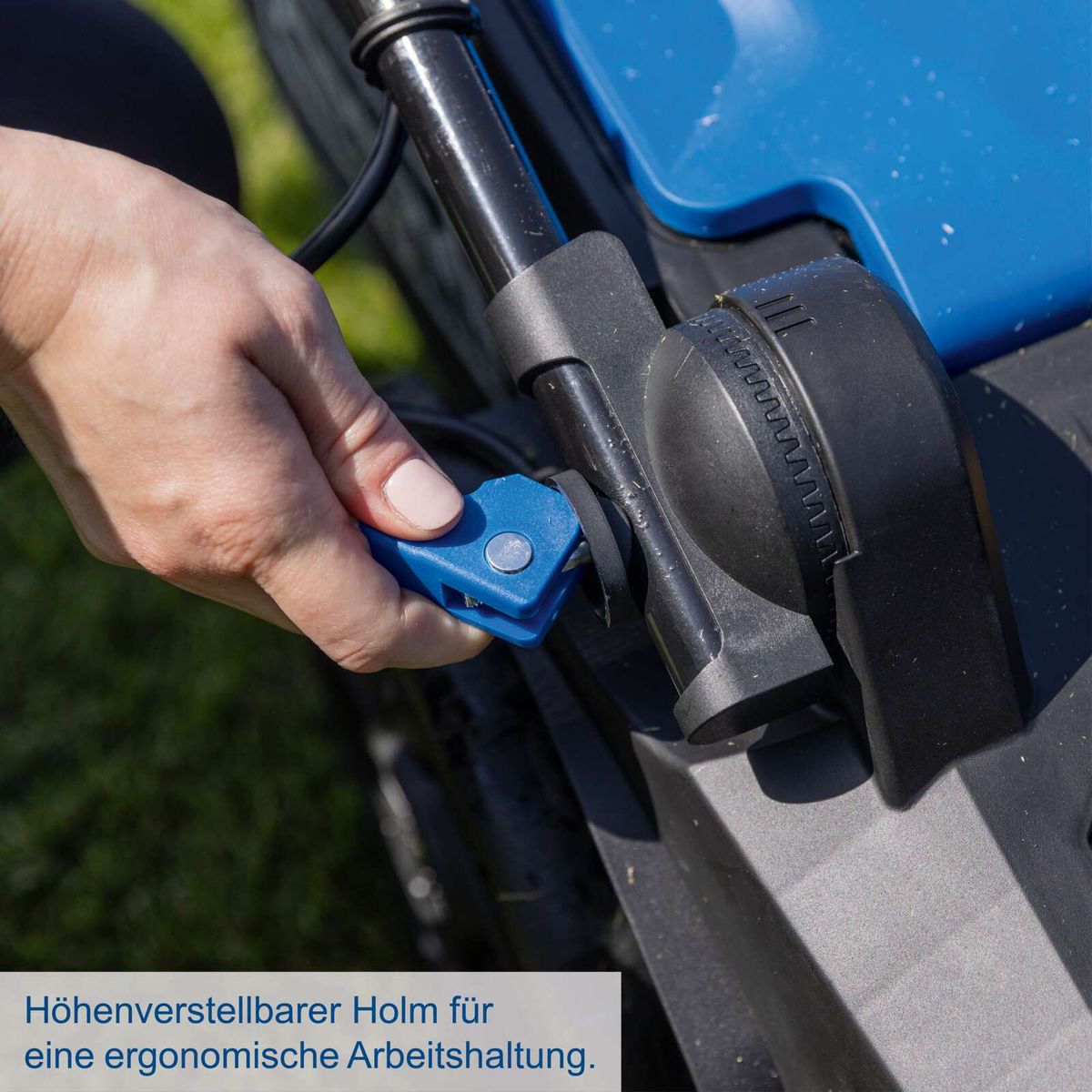 Verstellbarer Höhenholm für ergonomische Arbeitshaltung im Scheppach Rasenmäher