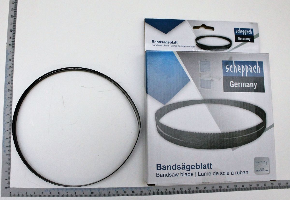 Scheppach-Bandsägeblatt (1425 mm) auf Packung mit Maßeinlagen