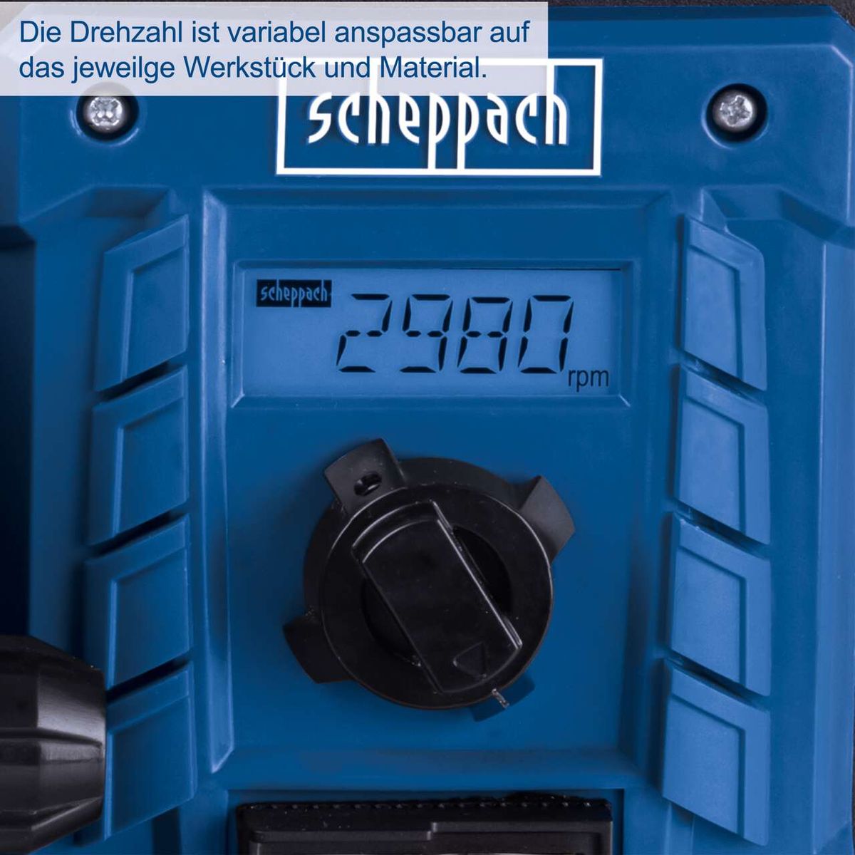 Der Band- & Tellerschleifer BTS800Vario Scheppach bietet eine variable Drehzahl anpassbar auf das jeweilige Werkstück und Material. Die aktuelle Drehzahl wird digital angezeigt.