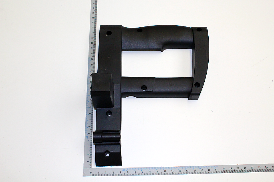 Handgriffabdeckung unten, Ansicht von vorne, mit Befestigungslöchern.