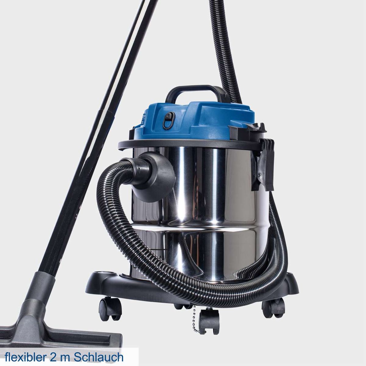 Der Scheppach Nass-Trockensauger NTS20 verfügt über einen flexiblen 2 m Schlauch für einfache Handhabung und Reinigung.