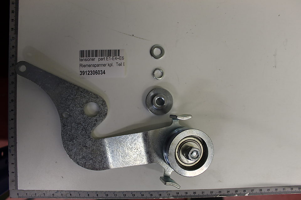 Riemenspanner kpl. mit Schrauben und Muttern. Das Produkt ist von der Seite zu sehen.