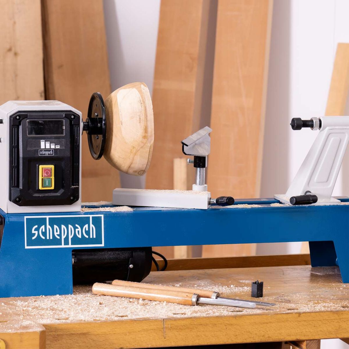 Scheppach-Drechselmaschine DM500T mit Holzstück auf dem Spanner und Arbeitsplatte mit integriertem Antrieb, inkl. Bedienelementen und Sicherheitsauslösung