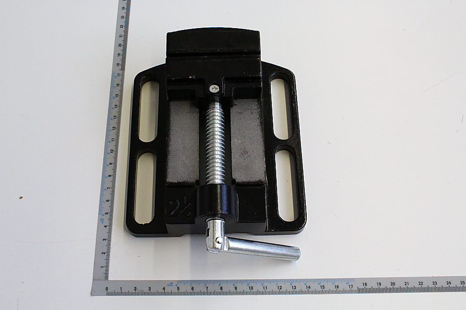 Scheppach Schraubstock mit Backenbreite 70 mm und Spannbereich 68 mm. Gezeigt von oben.