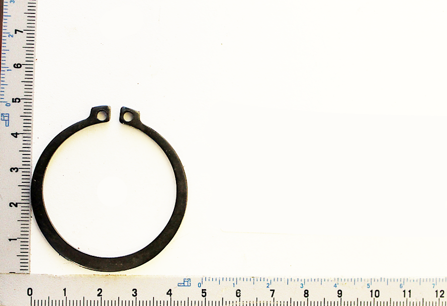 Sicherungsring A42, Ansicht von der Seite, neben einem Lineal zur Größenveranschaulichung.
