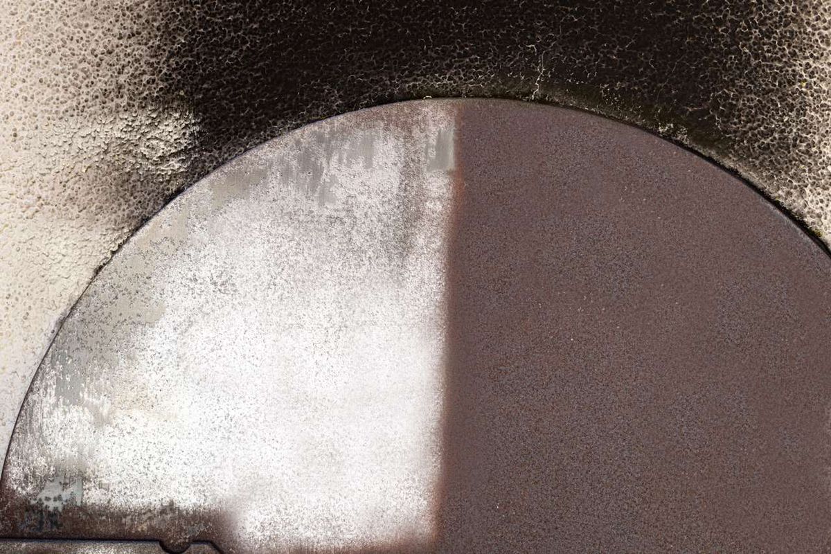 Satiniermaschine MRS1300 Scheppach, Ansicht von oben. Die Maschine zeigt eine glatte Oberfläche mit einer Bürstenbreite von 100 mm.