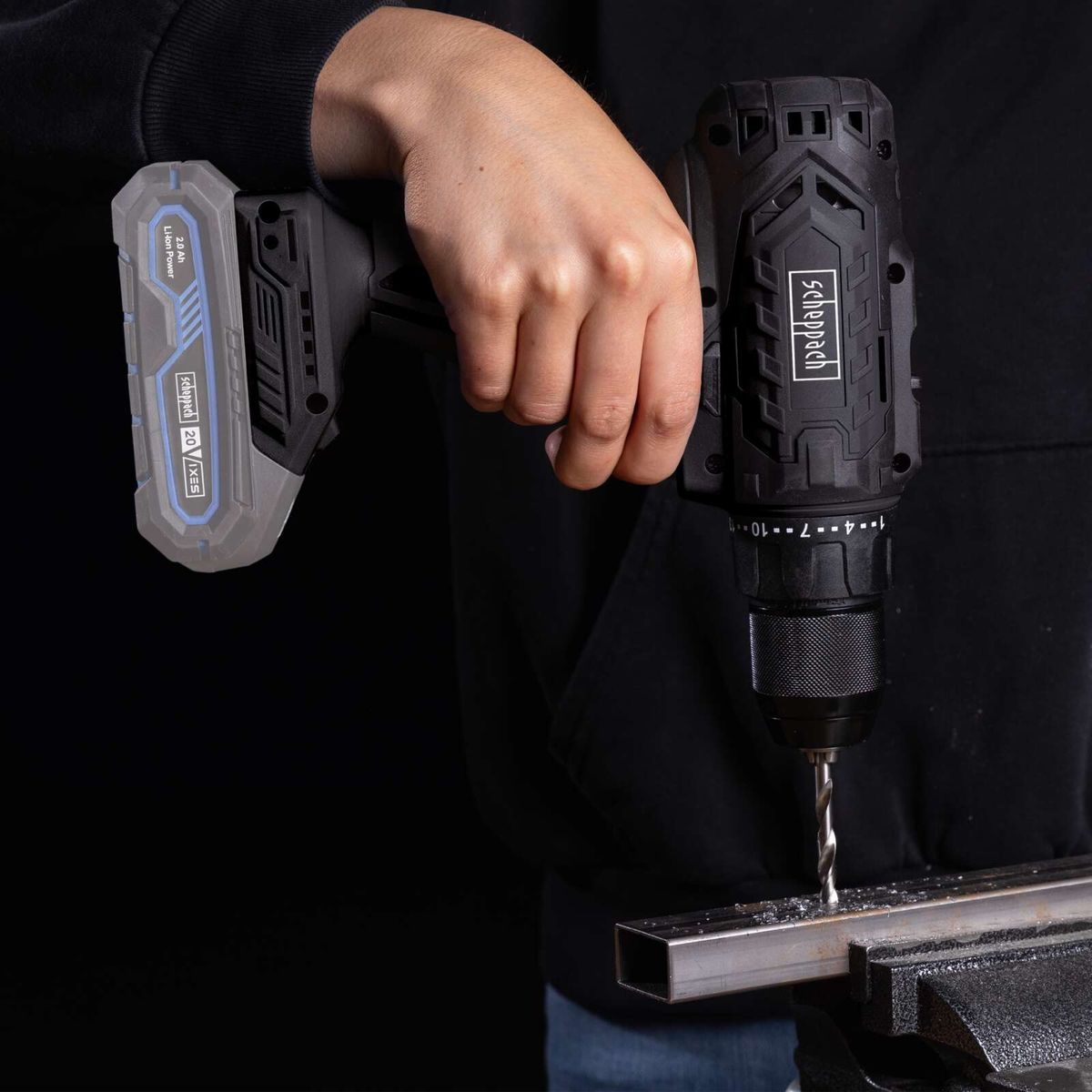 Scheppach Akku-Bohrschrauber mit LED-Beleuchtung und 2-in-1-Funktion, angezeigt beim Bohren