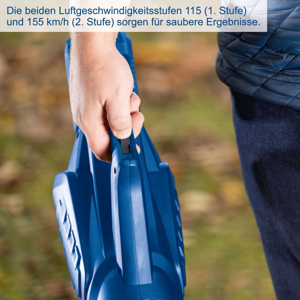 Der Akku-Laubbläser C-BL700-X von Scheppach bietet zwei Luftgeschwindigkeitsstufen: 115 km/h (1. Stufe) und 155 km/h (2. Stufe) für saubere Ergebnisse. Die Luftleistung beträgt 516 m³/h. Das Set enthält Akku und Ladegerät.