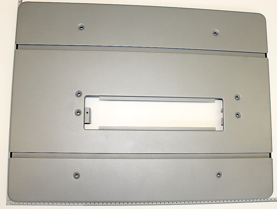 Ein grauer Sägetisch mit einer Skala am unteren Rand. Die Skala ist in Zentimetern und Millimetern unterteilt.