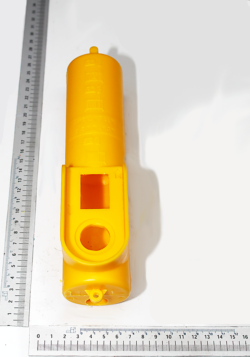 Ein gelbes Bedienelement mit Skala, gemessen an einem Lineal. Das Bedienelement ist von vorne zu sehen.