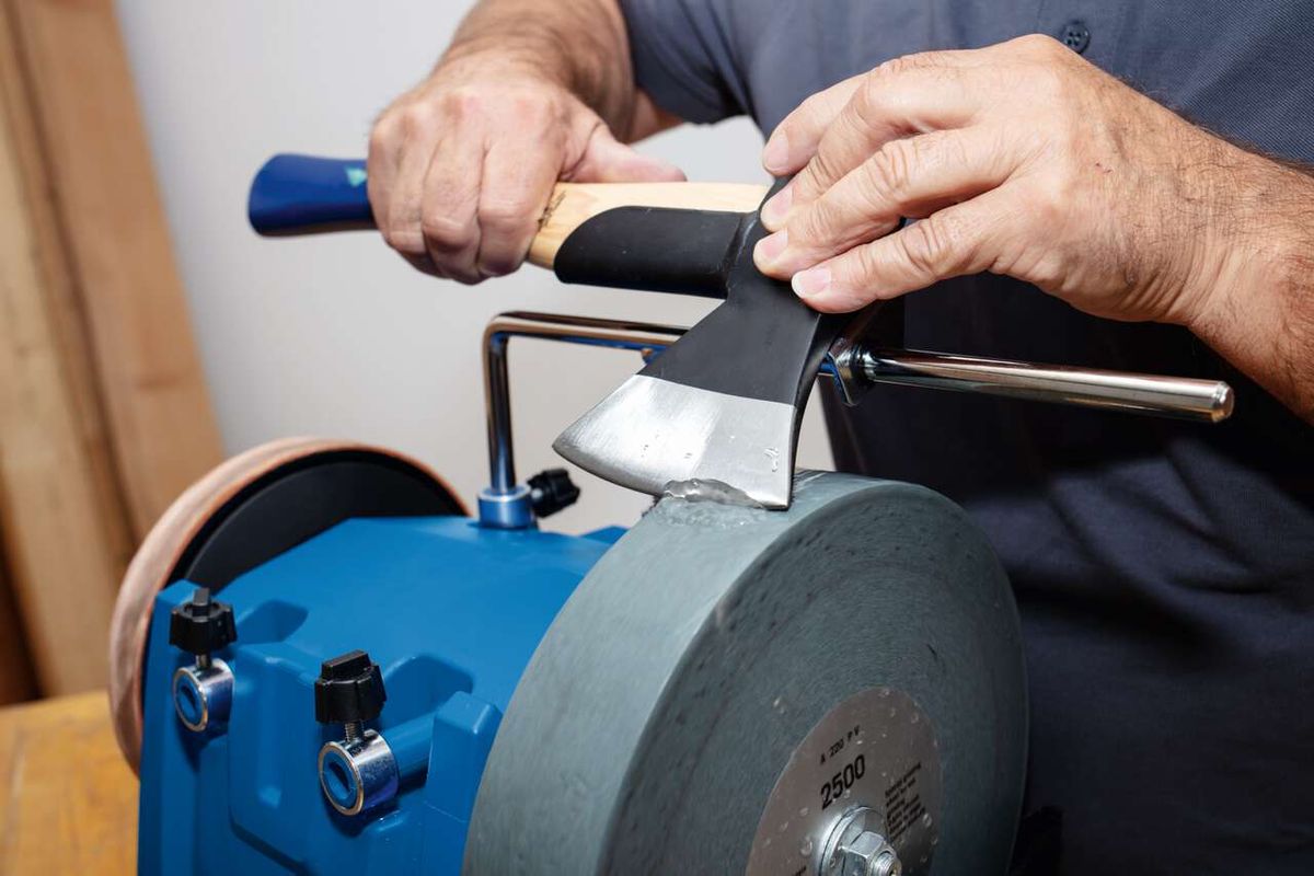 Scheppach-Wasserbearbeitungssystem mit Schleifstein und Werkzeug für präzise Bearbeitung