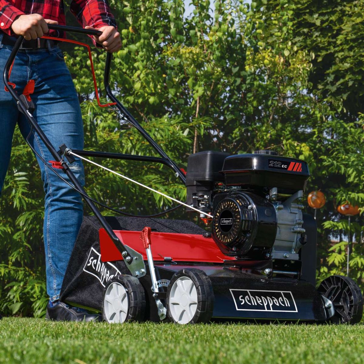 Der Scheppach Benzin Vertikutierer SC40P mit 40 cm Arbeitsbreite und verstellbarer Tiefe von -15 bis +5 mm. Ausgestattet mit einem 212 ccm Motor und einem 45 Liter Fangkorb.