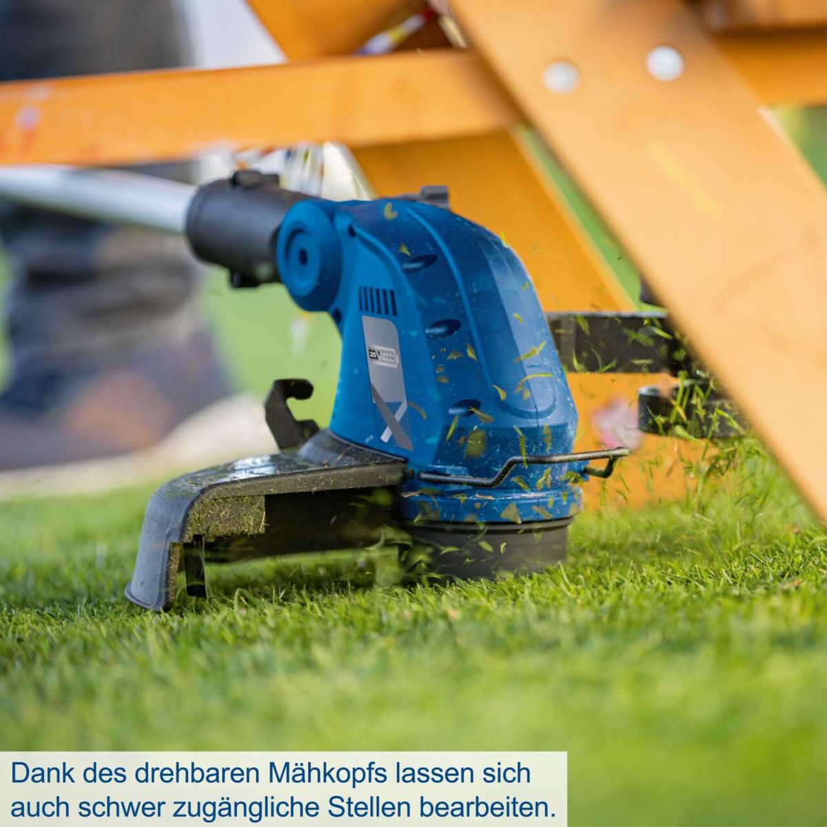 Der Akku-Rasentrimmer C-LT300-X von Scheppach hat einen drehbaren Mähkopf, der auch schwer zugängliche Stellen bearbeiten lässt.