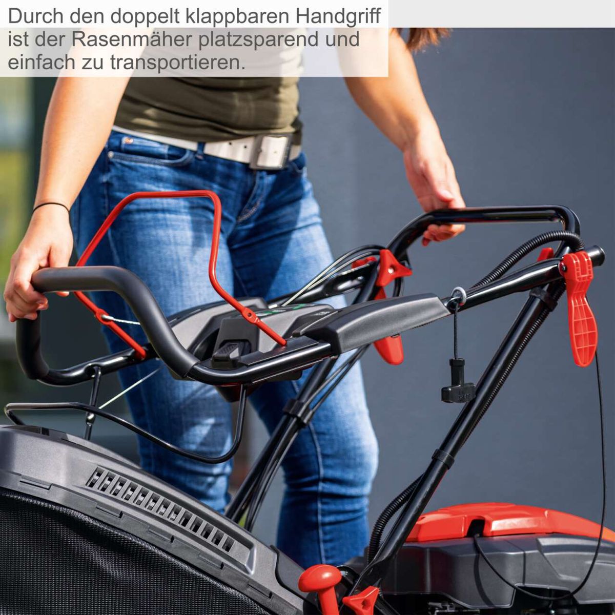 Doppelt klappbarer Handgriff für platzsparendes Transportieren und einfache Handhabung eines Rasenmähers