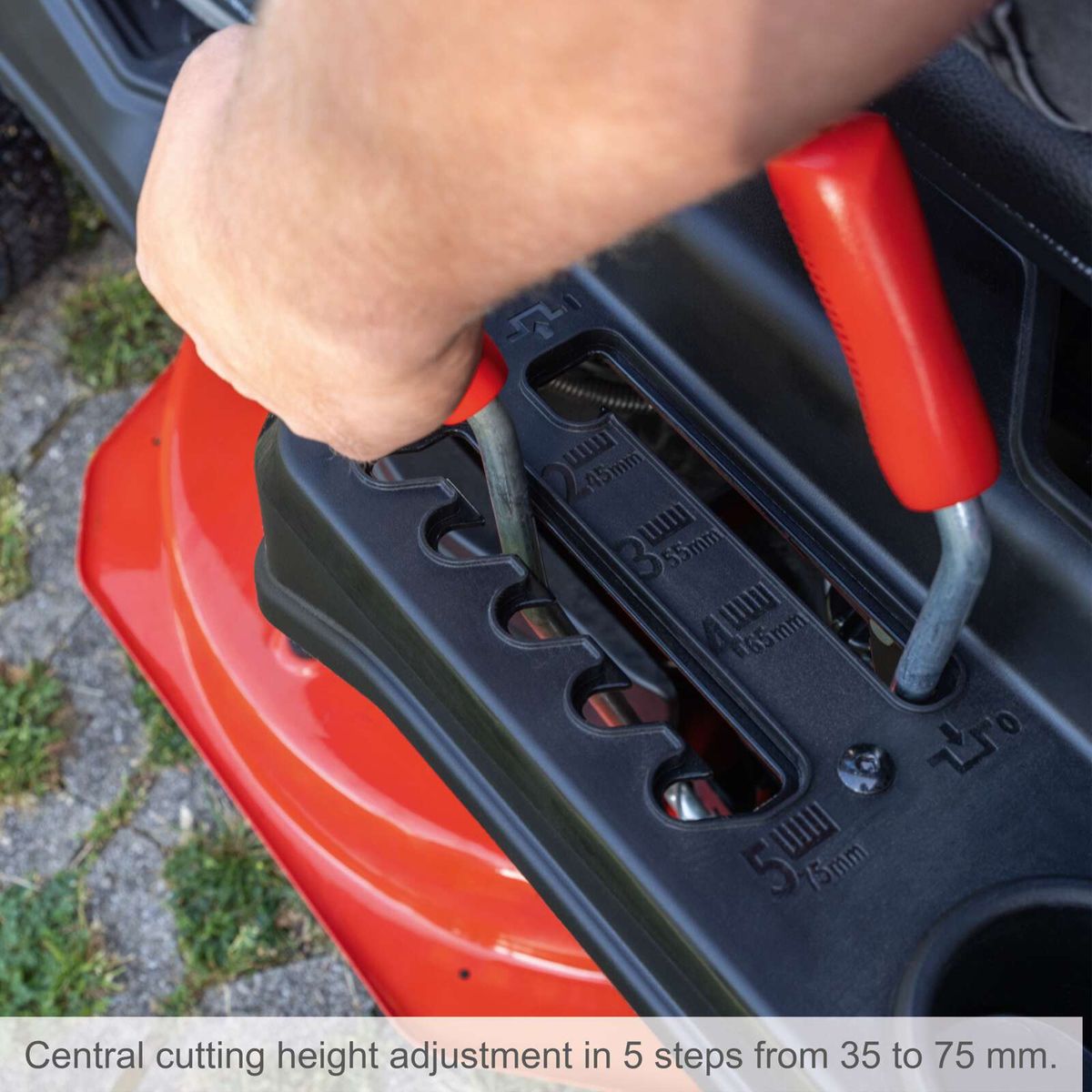 The petrol ride-on lawnmower MR225-61 by Scheppach features a central cutting height adjustment in 5 steps from 35 to 75 mm.