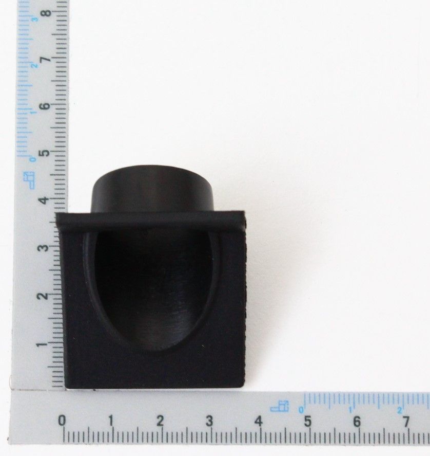 Zündkerzenkappe von Scheppach, Ansicht von vorne, neben einem Lineal zur Größenveranschaulichung.