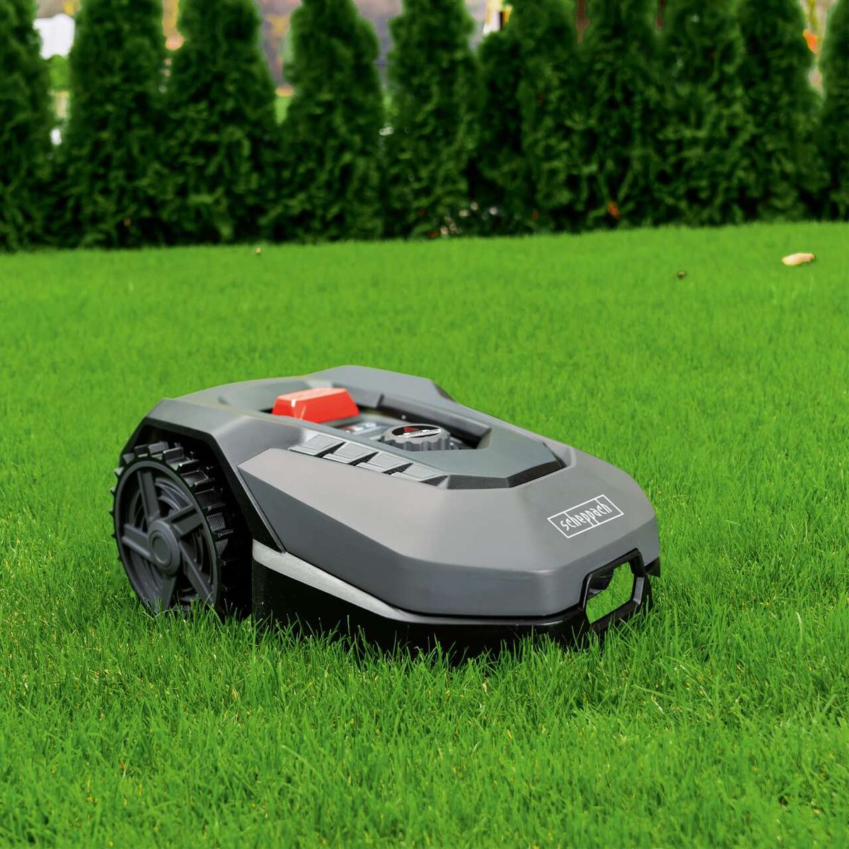 Der Scheppach RoboCut L500 Rasenmäherroboter hat einen Regensensor und unterstützt WLAN und Bluetooth für einfache Steuerung.