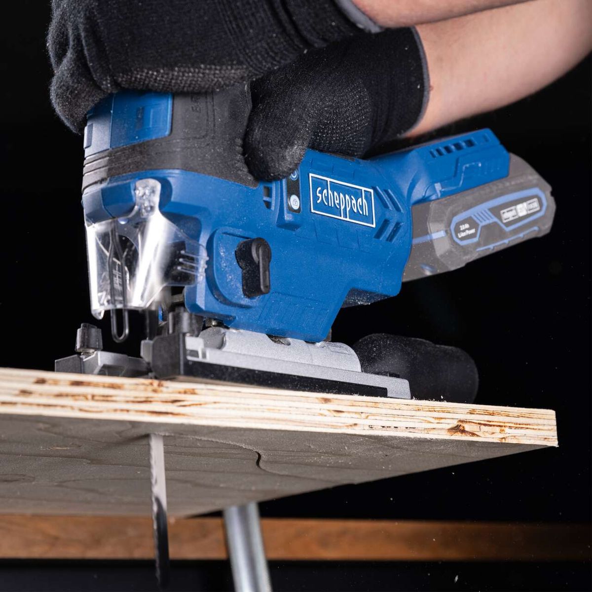 Die Akku-Stichsäge BC-JS254-X von Scheppach mit brushless Motor, Hublänge 25,4 mm und Hubzahl 1000-3000 min⁻¹. Ausgestattet mit LED-Beleuchtung für präzises Arbeiten.