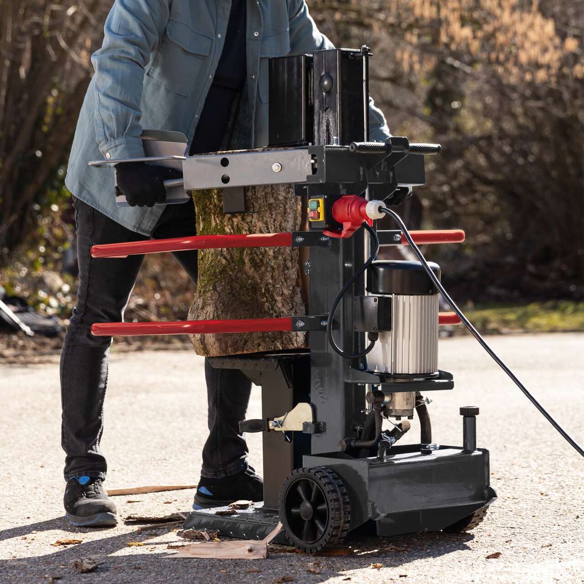 Der Holzspalter PX-CS 8t Practixx von Scheppach mit praktischem Handgriff und robustem Design. Geeignet für Meterholzspalter 1070mm x 350mm. Leistung: 3500W, Spaltkraft: 7,95t.