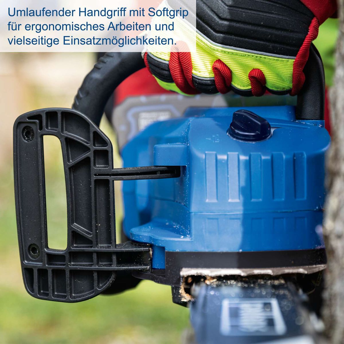 Die Akku-Kettensäge BC-CS355Duo-X von Scheppach verfügt über einen umlaufenden Handgriff mit Softgrip für ergonomisches Arbeiten und vielseitige Einsatzmöglichkeiten.