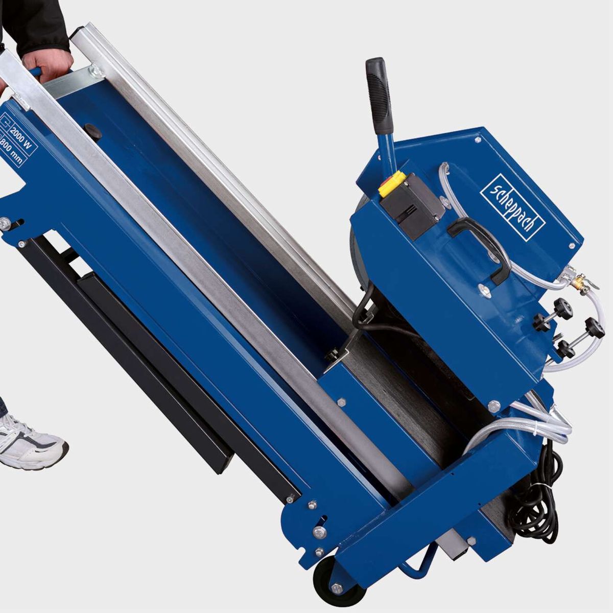 Steintrennmaschine HSM4000 mit 800 mm Schnittlänge und 110 mm Schnitthöhe. Ausgestattet mit Wasserpumpe und Anschlag für präzises Schneiden. Gezeigt von oben.