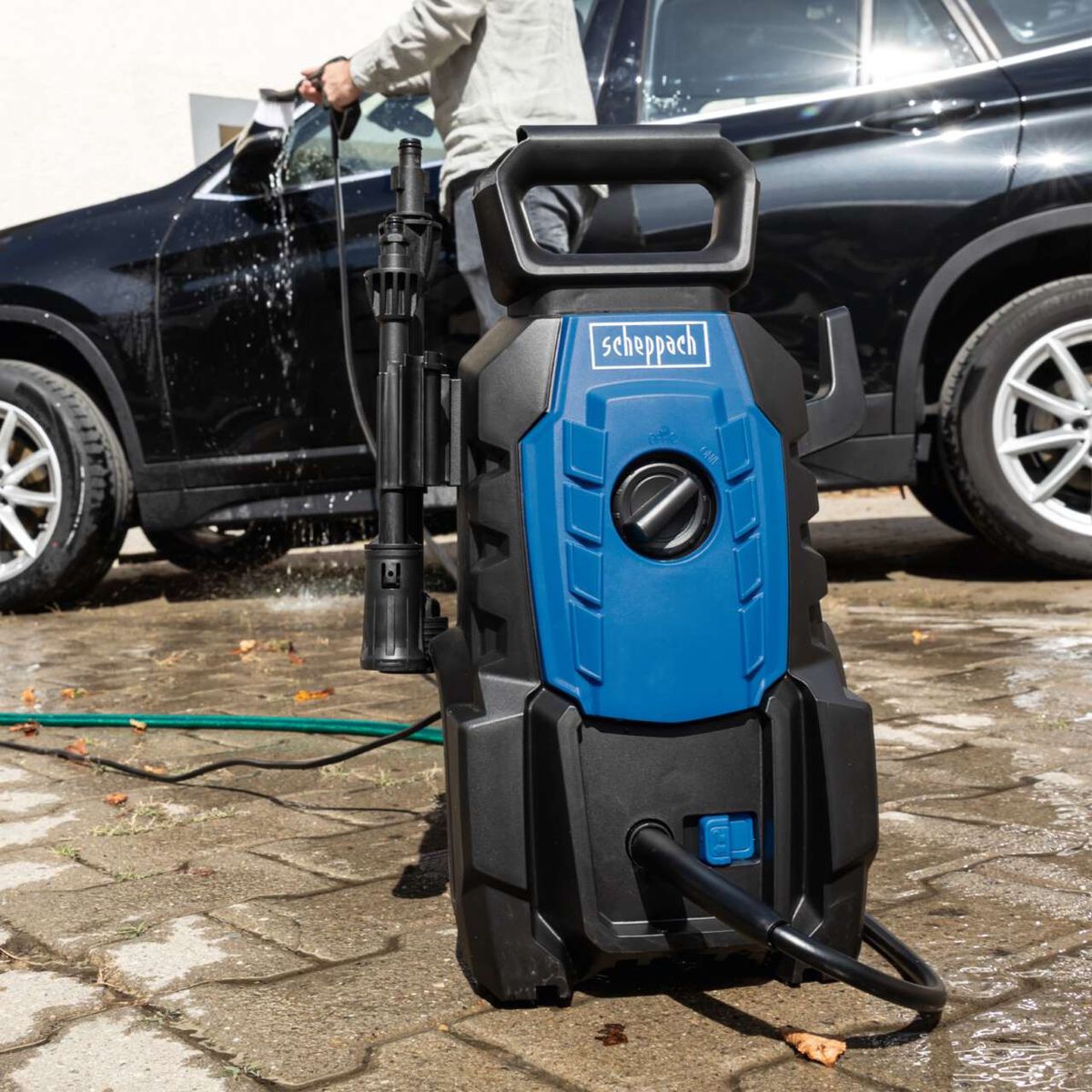 Der Scheppach Hochdruckreiniger HPC1400 mit 3m Schlauch, 110bar Druck und einer Fördermenge von 390 l/h. 1400W Leistung für effektive Reinigung.