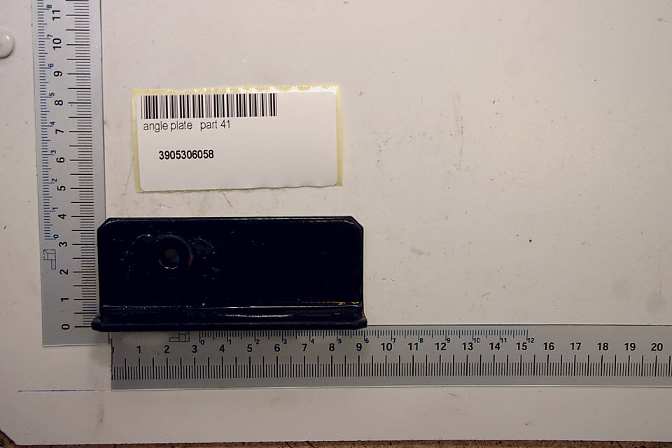 Winkelblech, Teil 41, Artikelnummer 3905306058. Das Winkelblech wird von der Seite gezeigt.