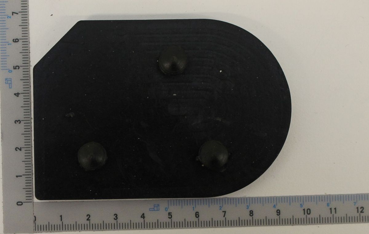 Gummifuß von Scheppach, oval geformt mit drei Befestigungspunkten, von oben fotografiert.