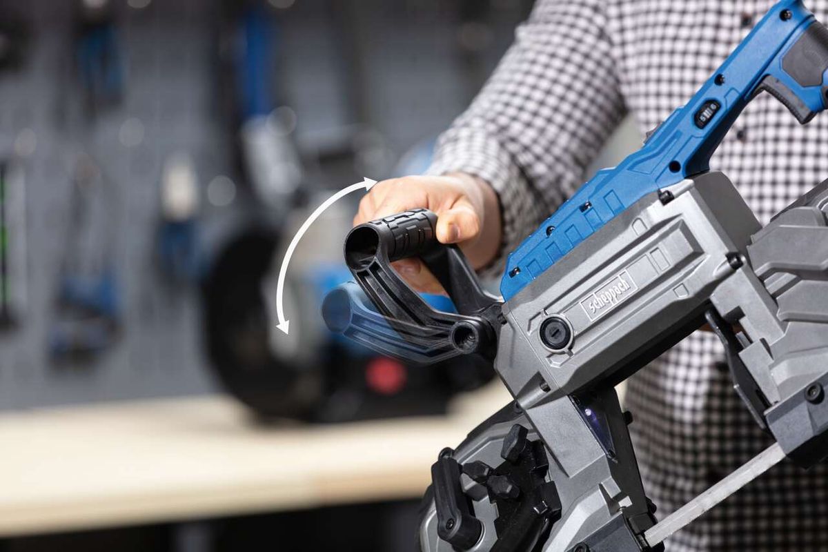 Metallbandsäge MBS1200xt von Scheppach, Handgriff im Fokus. Die Maschine wird von vorne gezeigt.