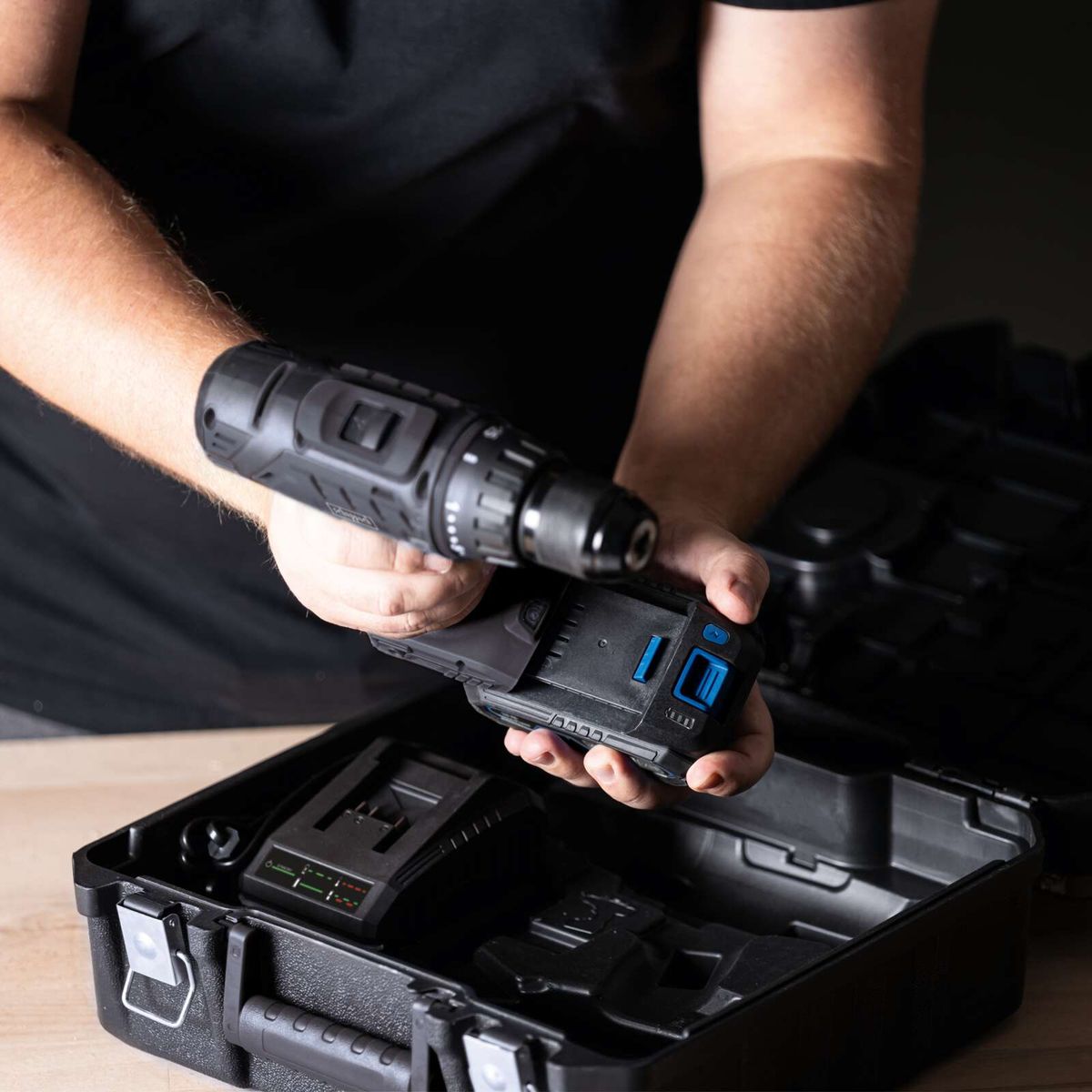 Mobile Werkstatt C-BSB74/1BE-X von Scheppach mit 1,5-13mm Spannbereich und 50Nm Drehmoment. Inklusive Bohrerset, Bits, 1x 2Ah Akku, Ladegerät und Koffer.