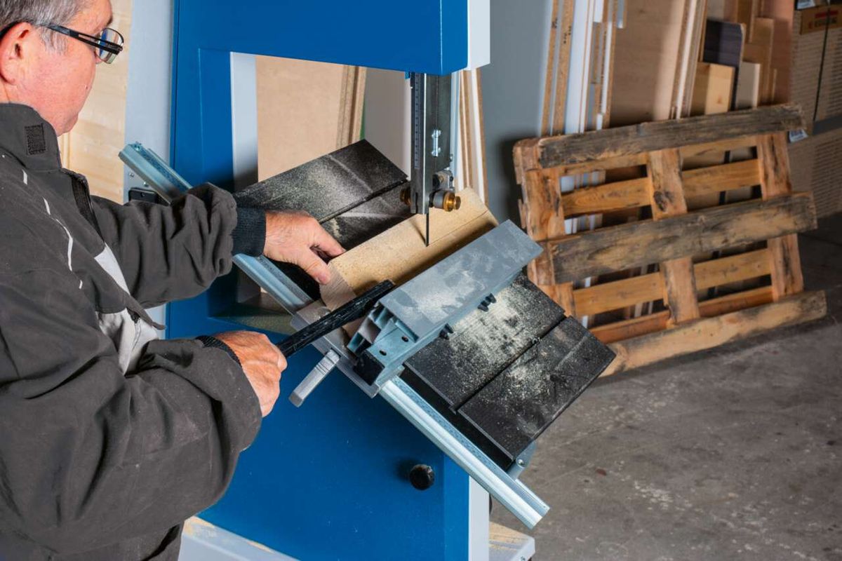 Scheppach-Bandsäge mit Werkstück in Arbeitsposition, Werkzeug auf Arbeitstisch montiert