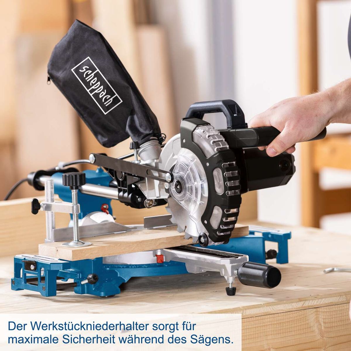 Der Werkstückniederhalter sorgt für maximale Sicherheit während des Sägens. Die Kapp-, Zug- und Gehrungssäge HM185 von Scheppach bietet präzise Schnitte und einfache Handhabung.