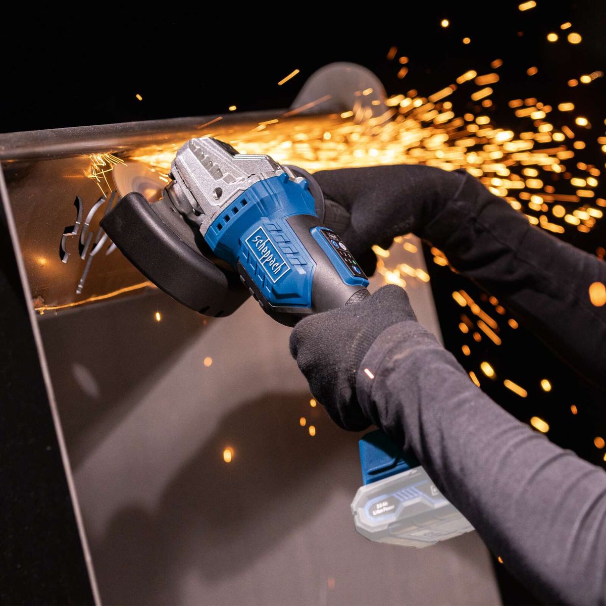 Der Akku-Winkelschleifer BC-AG125-X von Scheppach mit brushless Motor und Schleifscheiben mit 125mm Durchmesser. Die Drehzahl ist zwischen 3000 und 10000 Umdrehungen pro Minute einstellbar.