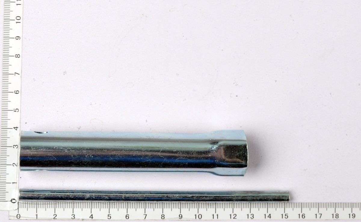 Zündkerzenschlüssel mit Stift SW21, von der Seite gezeigt.