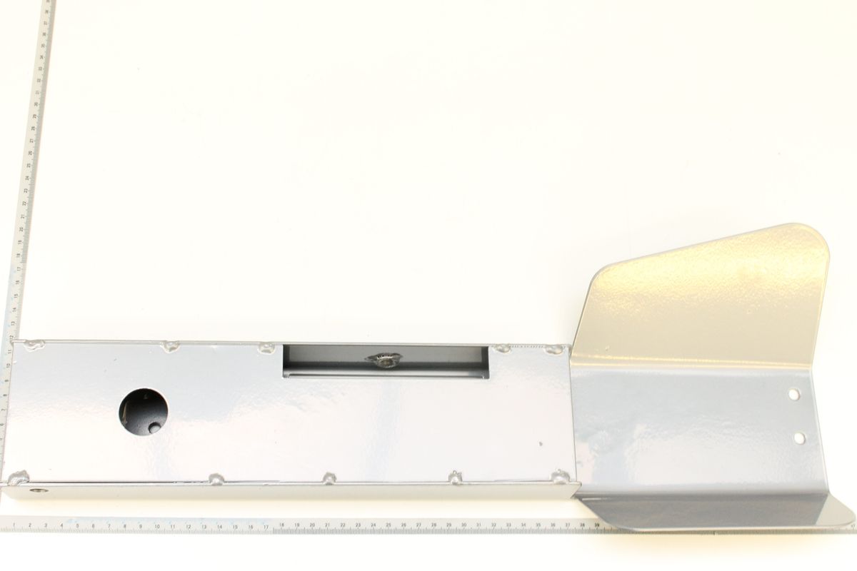 Handschutz links, Ansicht von vorne, mit Maßstab zur Größenveranschaulichung.