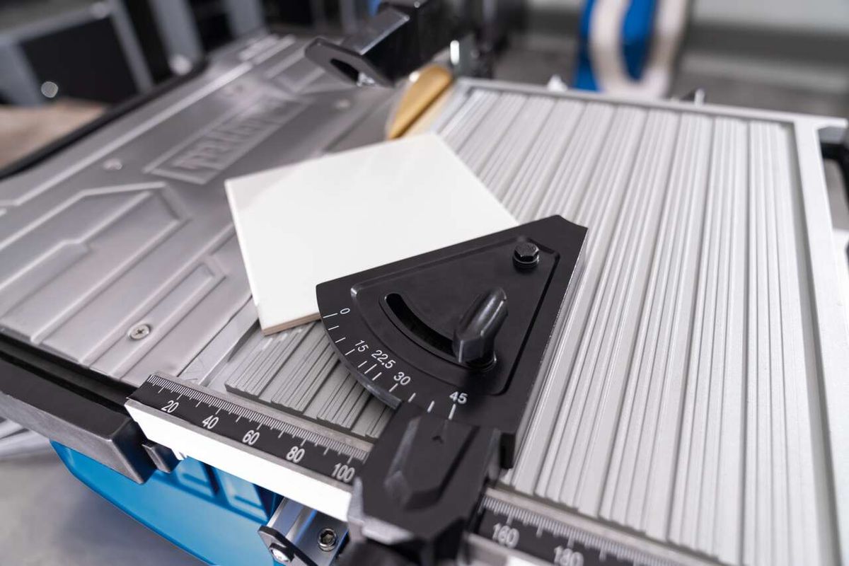 Fliesenschneider WTS2000 von Scheppach, Detailansicht des Schneidemechanismus mit Messskala und Winkelverstellung.