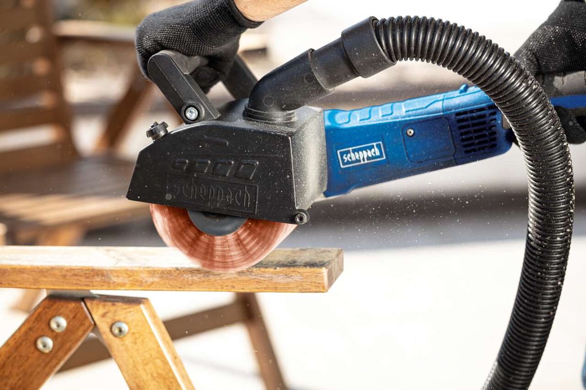 Scheppach-Nylonbürste in Aktion mit Maschine, die Holz bearbeitet