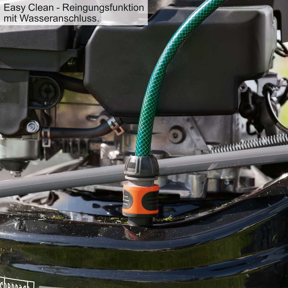 Der Scheppach Benzin Rasenmäher PLM530-225E bietet eine Easy Clean-Reingungsfunktion mit Wasseranschluss für einfache Reinigung. Einfach anschließen und den Mäher von Schmutz befreien.