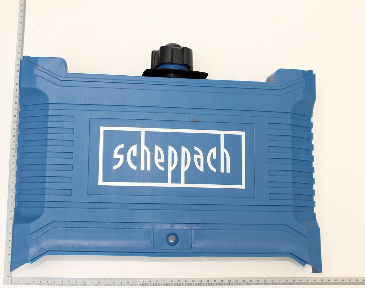 Scheppach-Logo auf blauem Kunststoffteil, von oben fotografiert.
