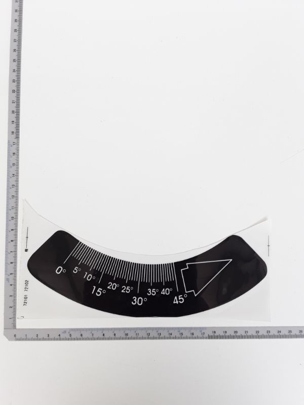 Winkelskala mit Gradskala von 0° bis 45° neben einem Lineal. Die Skala ist von vorne fotografiert.