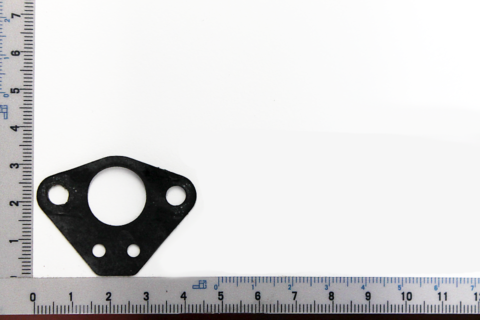 Vergaserdichtung 43x33x0,5, Ansicht von oben. Die Dichtung hat drei Löcher und eine zentrale Öffnung.