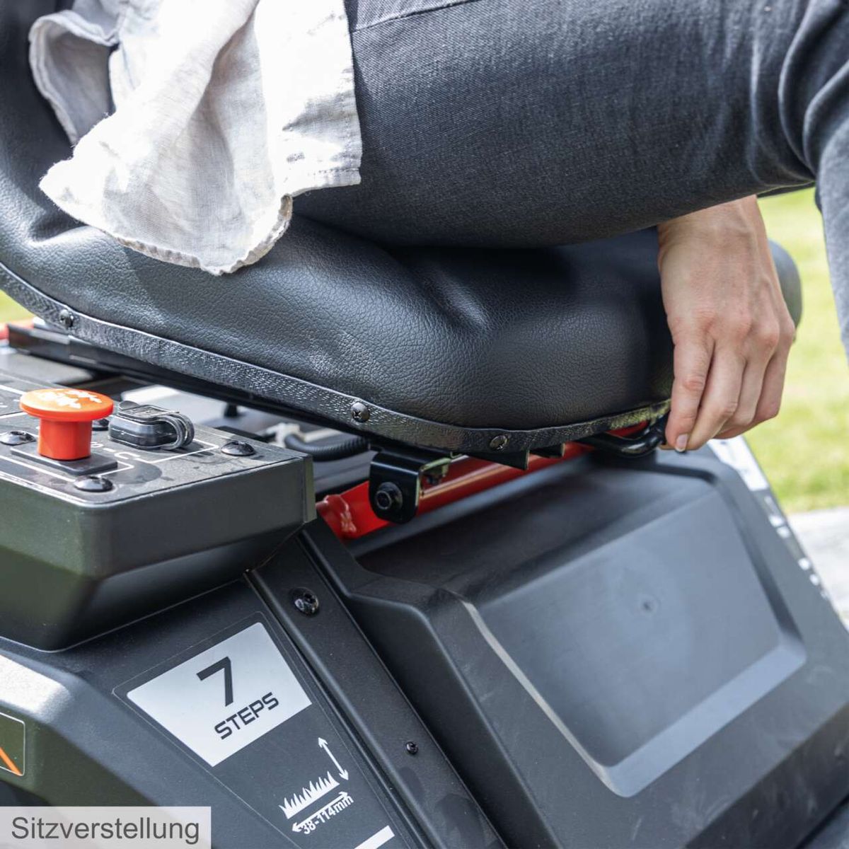 Der Akku-Aufsitzrasenmäher MR-760E von Scheppach bietet eine 7-stufige Sitzverstellung für individuellen Komfort. Die Verstellung ermöglicht eine Anpassung zwischen 387 und 714 mm, um optimalen Sitzkomfort zu gewährleisten.