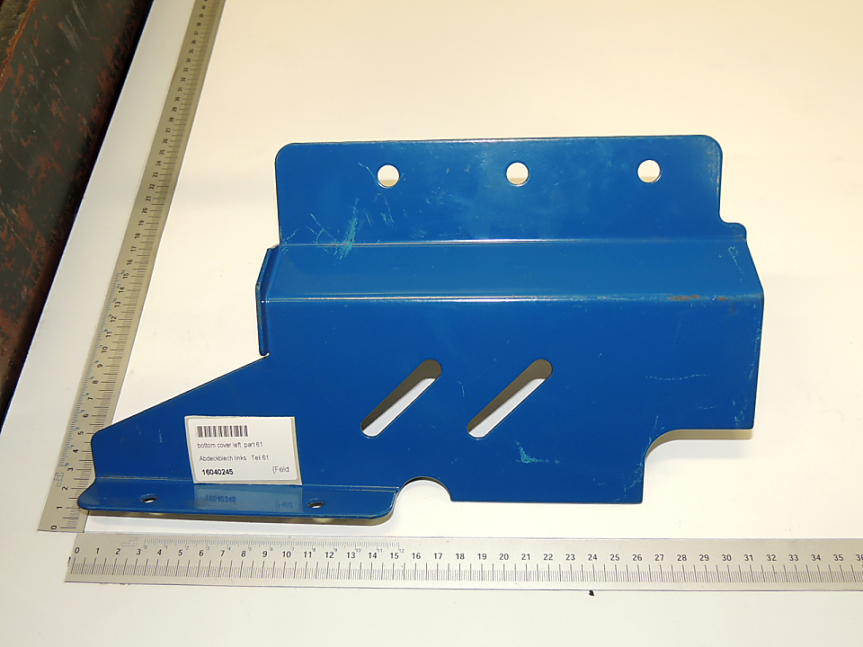 Ein blauer Scheppach-Service-Deckel mit drei Befestigungslöchern und zwei Schlitzen. Artikelnummer: 16040245.